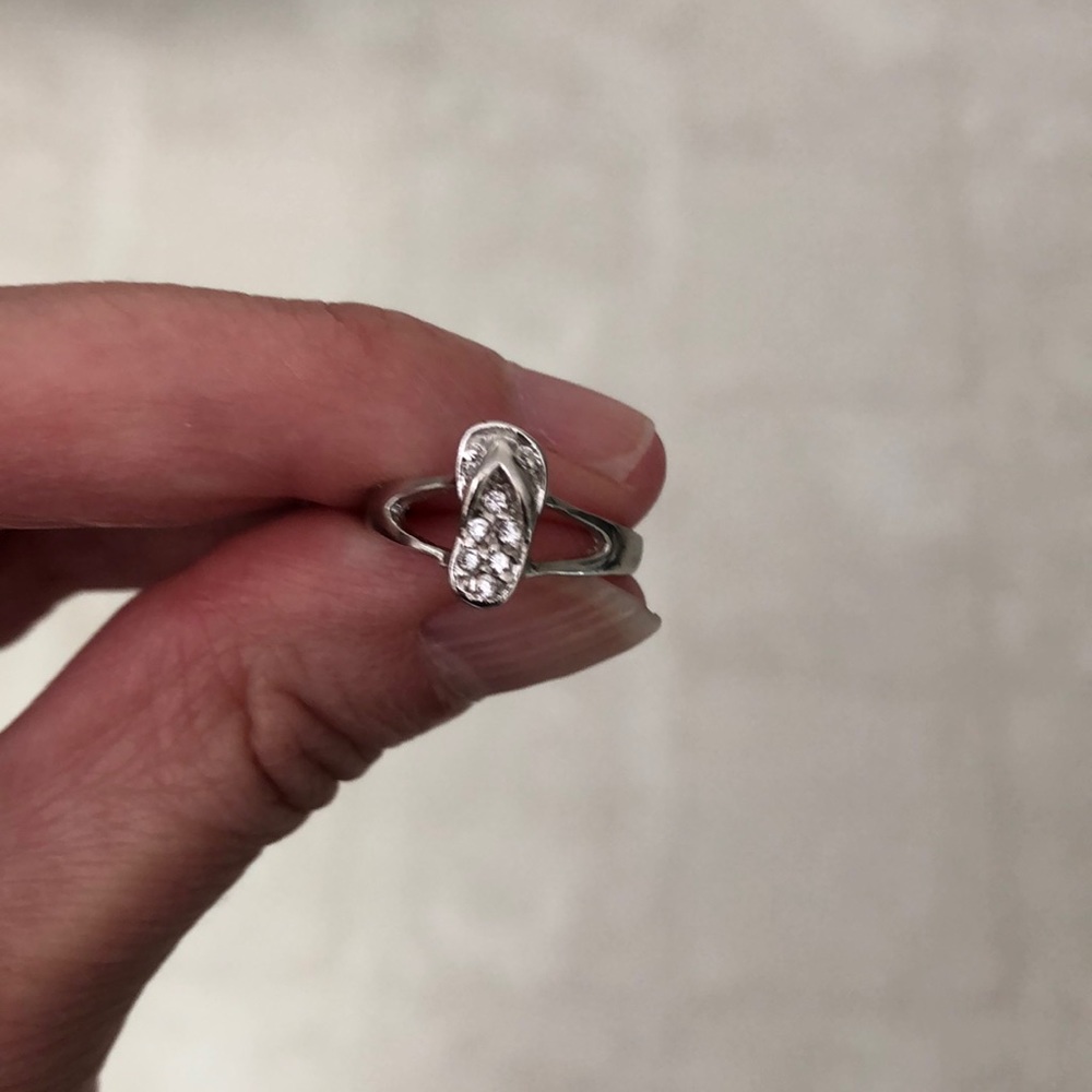 Flip top toe ring